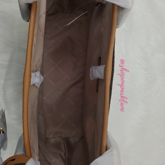 SOLD!! Michael Kors Jet Set Medium Carryall Tote - Picture 5 of 8